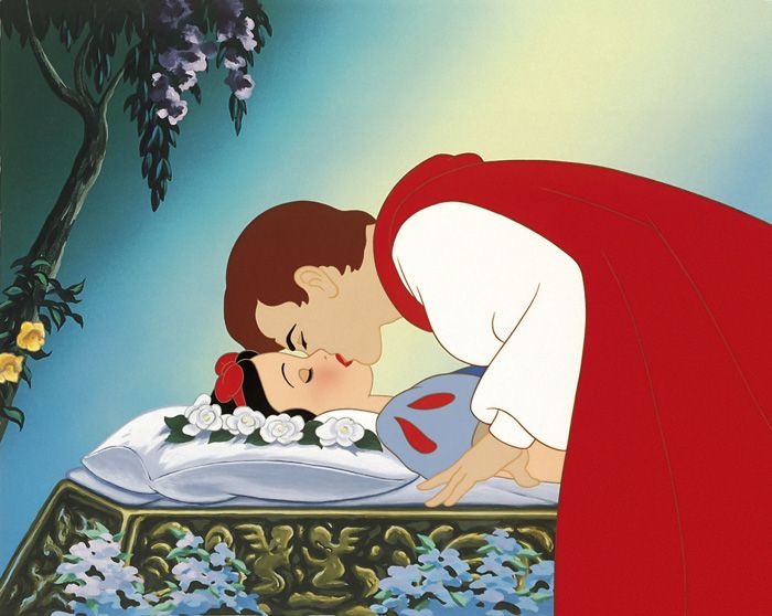Принц целует Белоснежку
